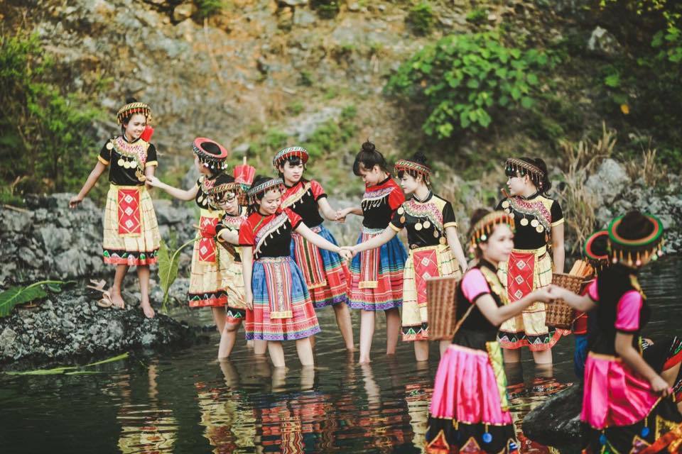 Trang phục dân tộc với bức hình ở thác Nậm Rứt
