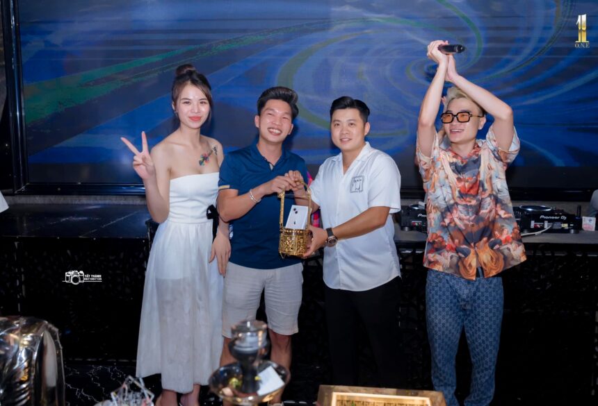 The One Bar Ninh Bình trong sự kiện tặng quà cho khách